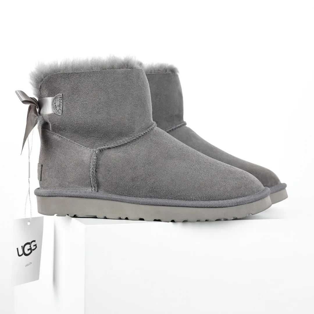 Pick up locally 💰600 Core recommended good price Independently developed original outsole and cashmere insole to keep you warm in winter and suitable for home use. In the new year, uug launched a style series, which is partially geared towards the preferences of young consumers and has also moved to the forefront of fashion trends. Shoe body material Water-repellent coated suede upper 17 mm UGGPURE™ implanted wool insole Lightweight non-slip comfortable rubber outsole With brand LOGO trademark Comes with a full set of packaging Size: 35 36 37 38 39 40